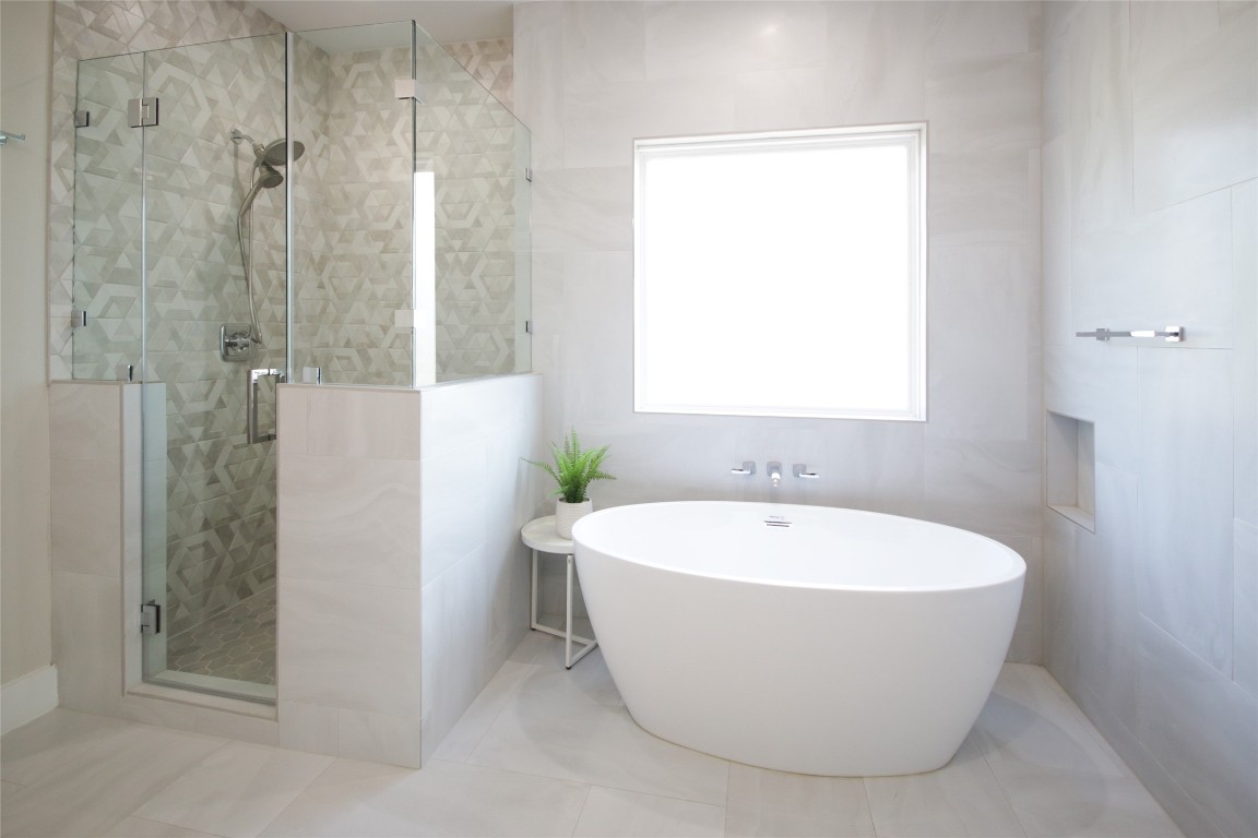 5113 Hershe Street, Unit B Houston, TX 77020 - Photo 37 of 44 a white bath tub sitting next to a white sink