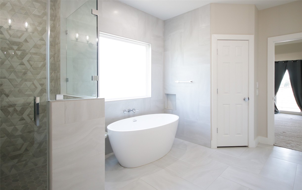 5113 Hershe Street, Unit B Houston, TX 77020 - Photo 38 of 44 a bathroom with a white tub shower and a sink