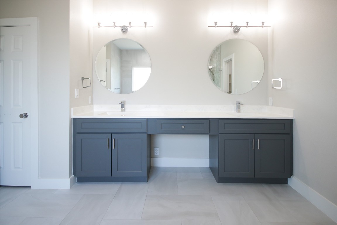 5113 Hershe Street, Unit B Houston, TX 77020 - Photo 39 of 44 a bathroom with a double vanity sink and a mirror
