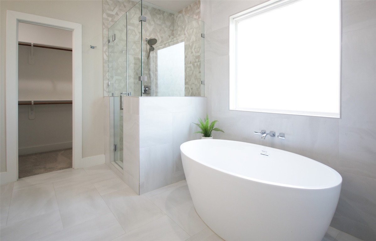 5113 Hershe Street, Unit B Houston, TX 77020 - Photo 40 of 44 a white bath tub sitting in a bathroom