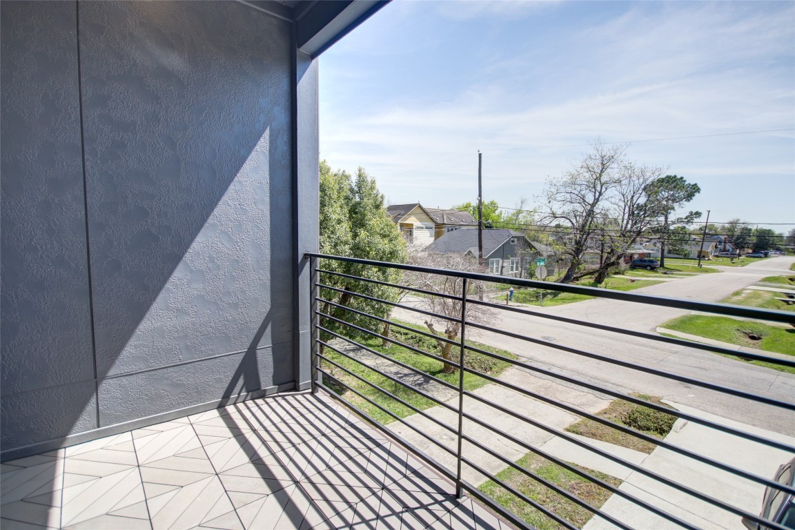 5113 Hershe Street, Unit B Houston, TX 77020 - Photo 42 of 44 a view of a balcony next to a yard