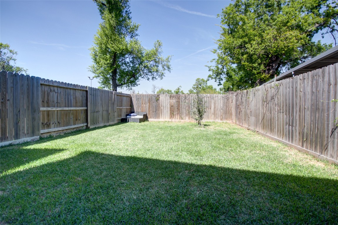 5113 Hershe Street, Unit B Houston, TX 77020 - Photo 44 of 44 a view of a backyard with a garden and wooden fence