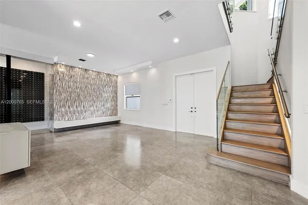 $25,500 | 552 Palm Drive, Hallandale Beach, FL 33009