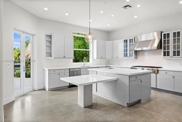 $25,500 | 552 Palm Drive, Hallandale Beach, FL 33009