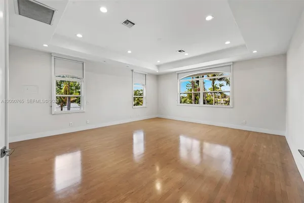 $25,500 | 552 Palm Drive, Hallandale Beach, FL 33009