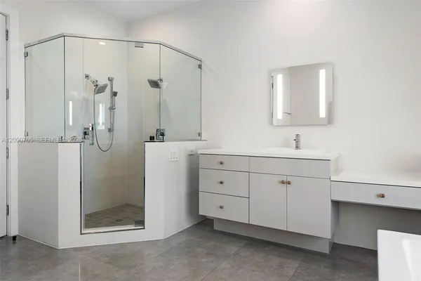 $25,500 | 552 Palm Drive, Hallandale Beach, FL 33009