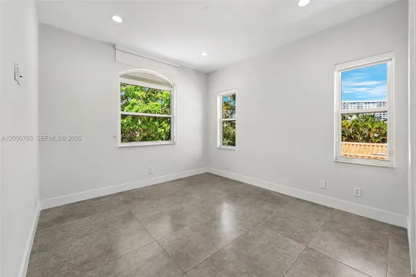 $25,500 | 552 Palm Drive, Hallandale Beach, FL 33009