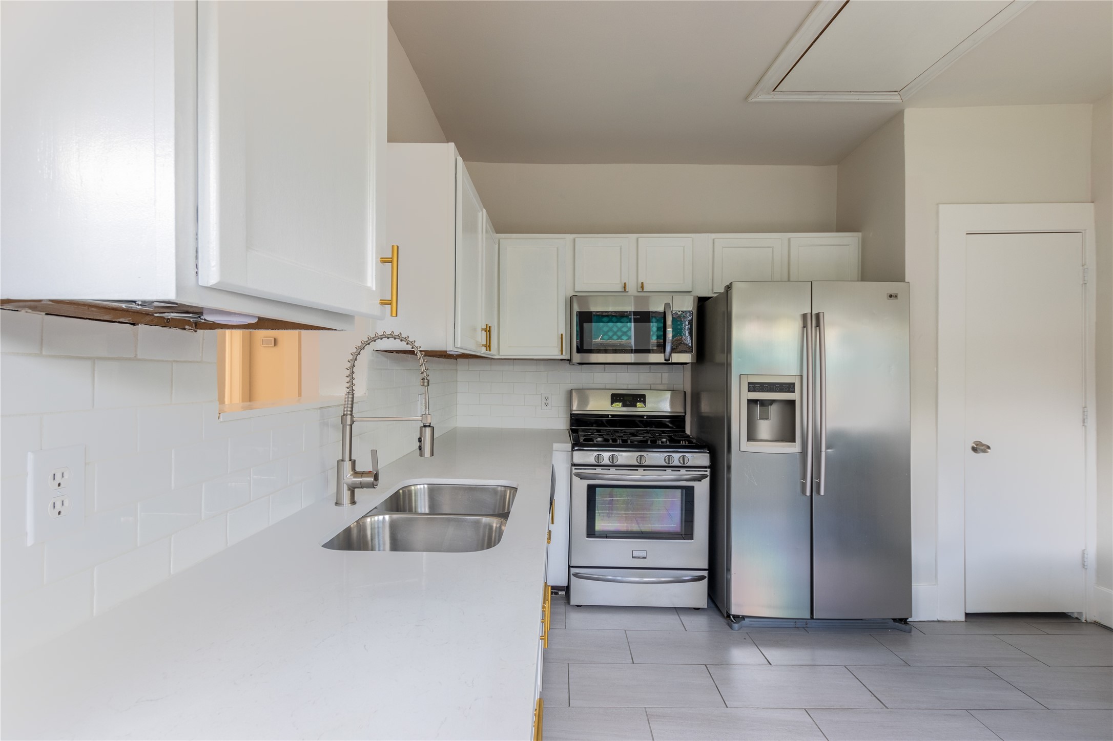 2009 Singleton Street Houston, TX 77008 - Photo 13 of 24 a kitchen with stainless steel appliances granite countertop a sink a stove a refrigerator a washer and dryer