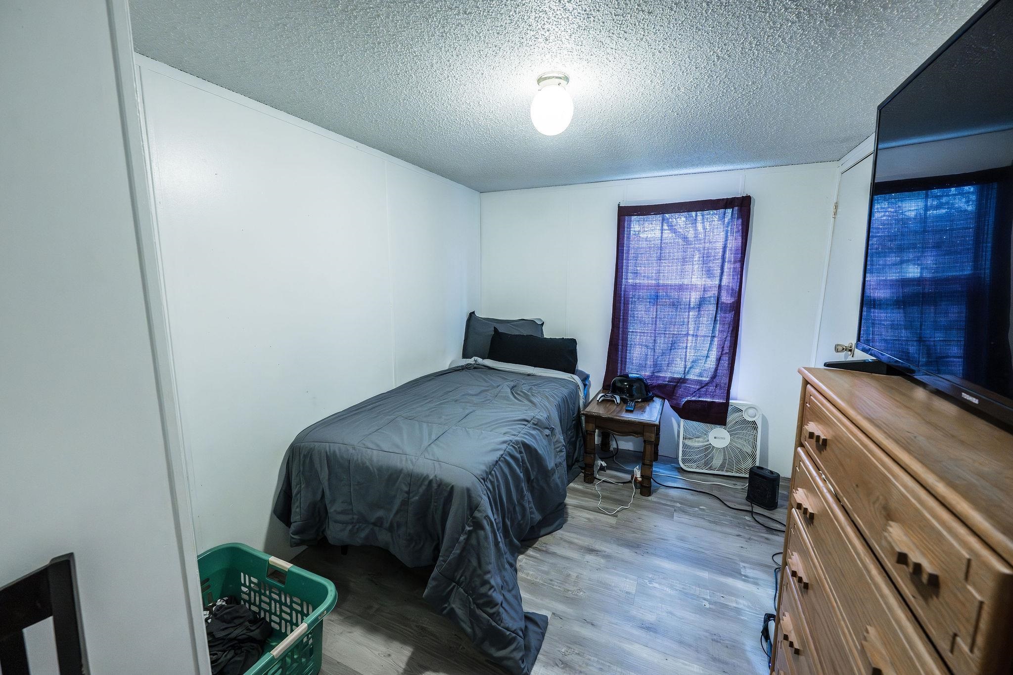 435 32 Road, Unit 620 Clifton, CO 81520 - Photo 16 of 20 a bedroom with a bed and a mirror