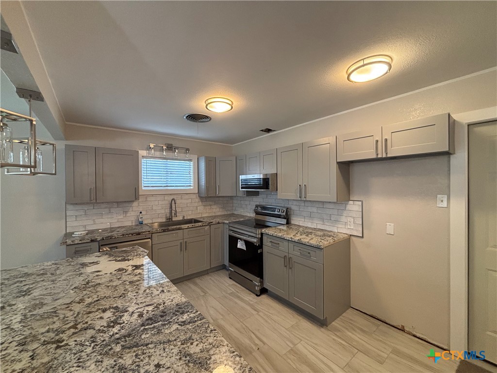 2502 East Poplar Avenue Victoria, TX 77901 - Photo 2 of 11