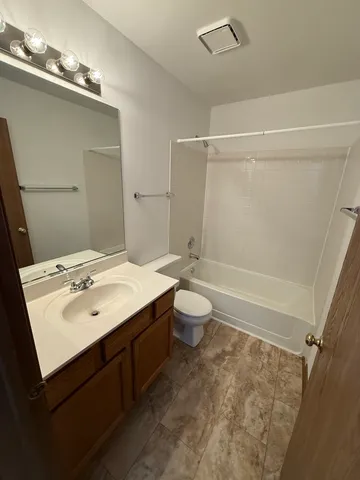 $2,100 | 545 Peebles Court, Unit 545, Batavia, IL 60510