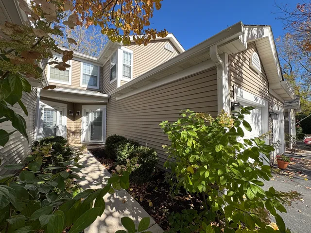 $2,100 | 545 Peebles Court, Unit 545, Batavia, IL 60510