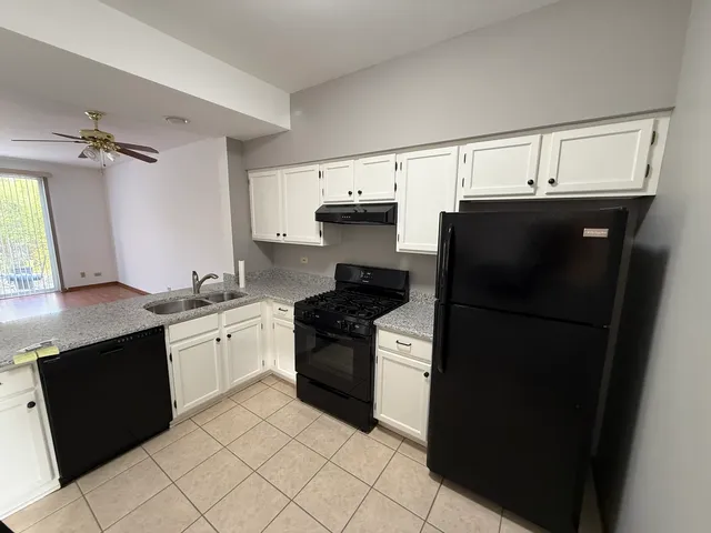 $2,100 | 545 Peebles Court, Unit 545, Batavia, IL 60510