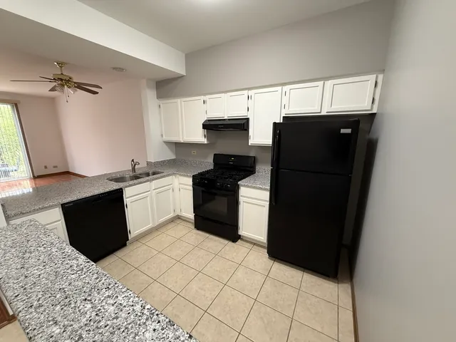 $2,100 | 545 Peebles Court, Unit 545, Batavia, IL 60510