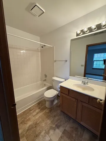 $2,100 | 545 Peebles Court, Unit 545, Batavia, IL 60510