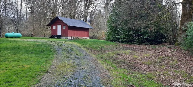 a view of a house with yard and a tree
