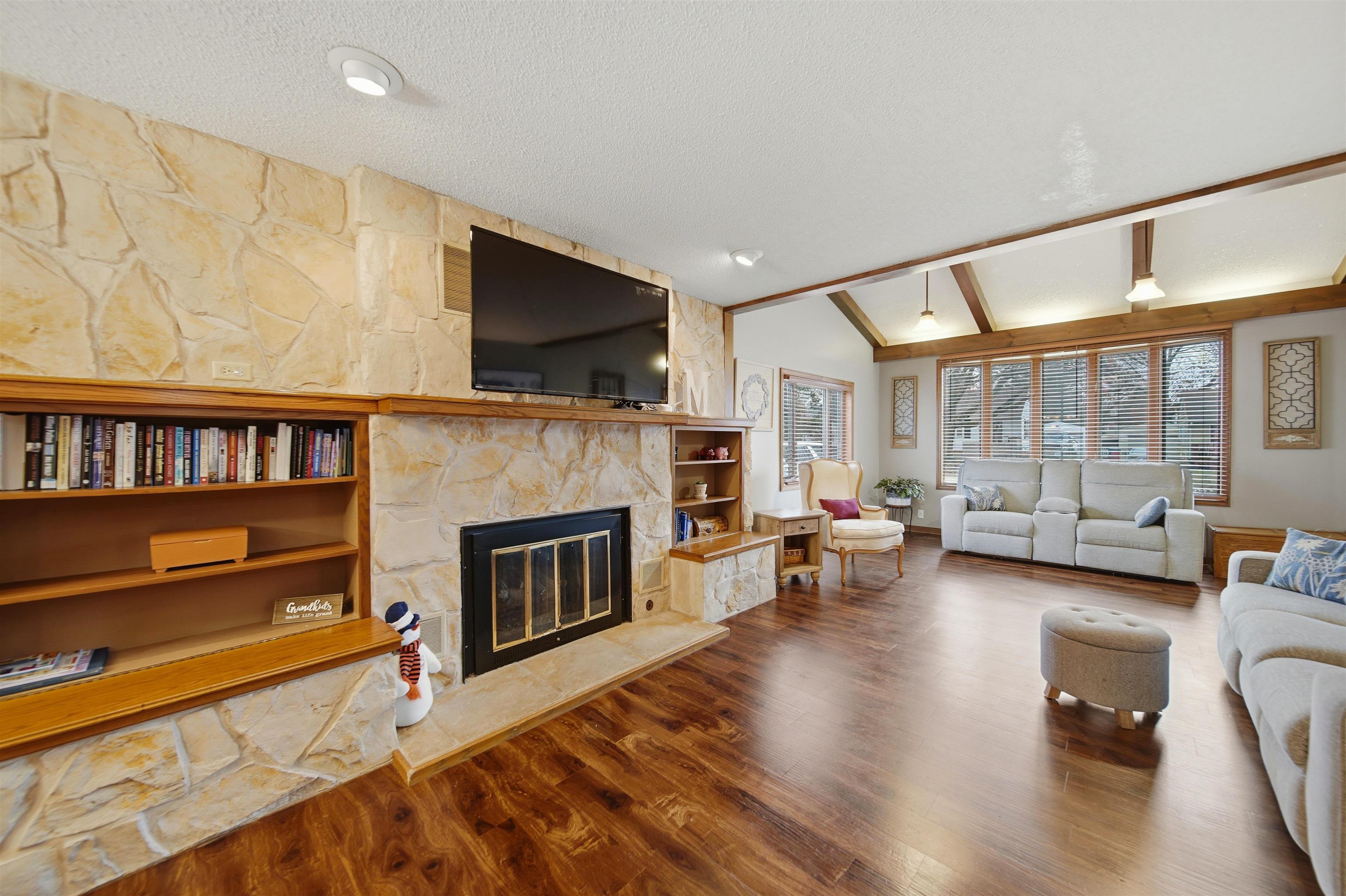 705 Institute Boulevard Dixon, IL 61021 - Photo 8 of 33