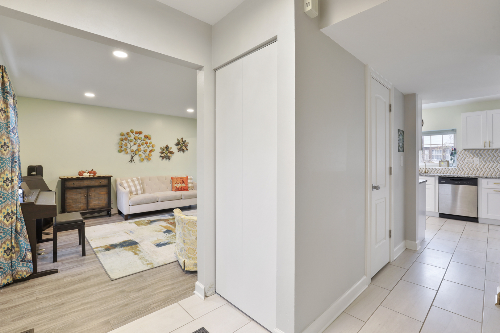 1475 Farrington Lane Aurora, IL 60504 - Photo 31 of 45 a living room with furniture and kitchen view