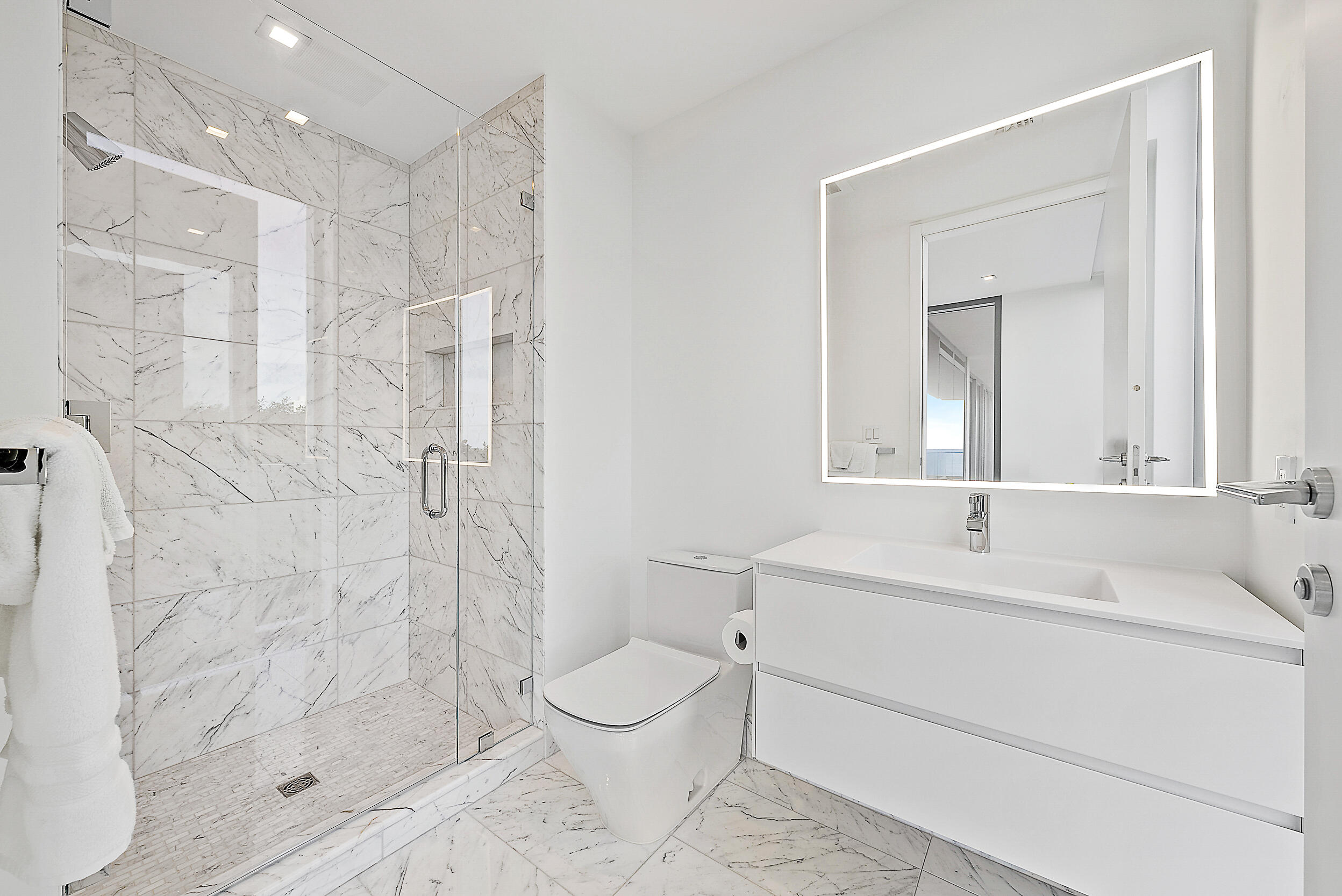 1500 South Beach Road, Unit 302 Tequesta, FL 33469 - Photo 24 of 41 Guest Bathroom