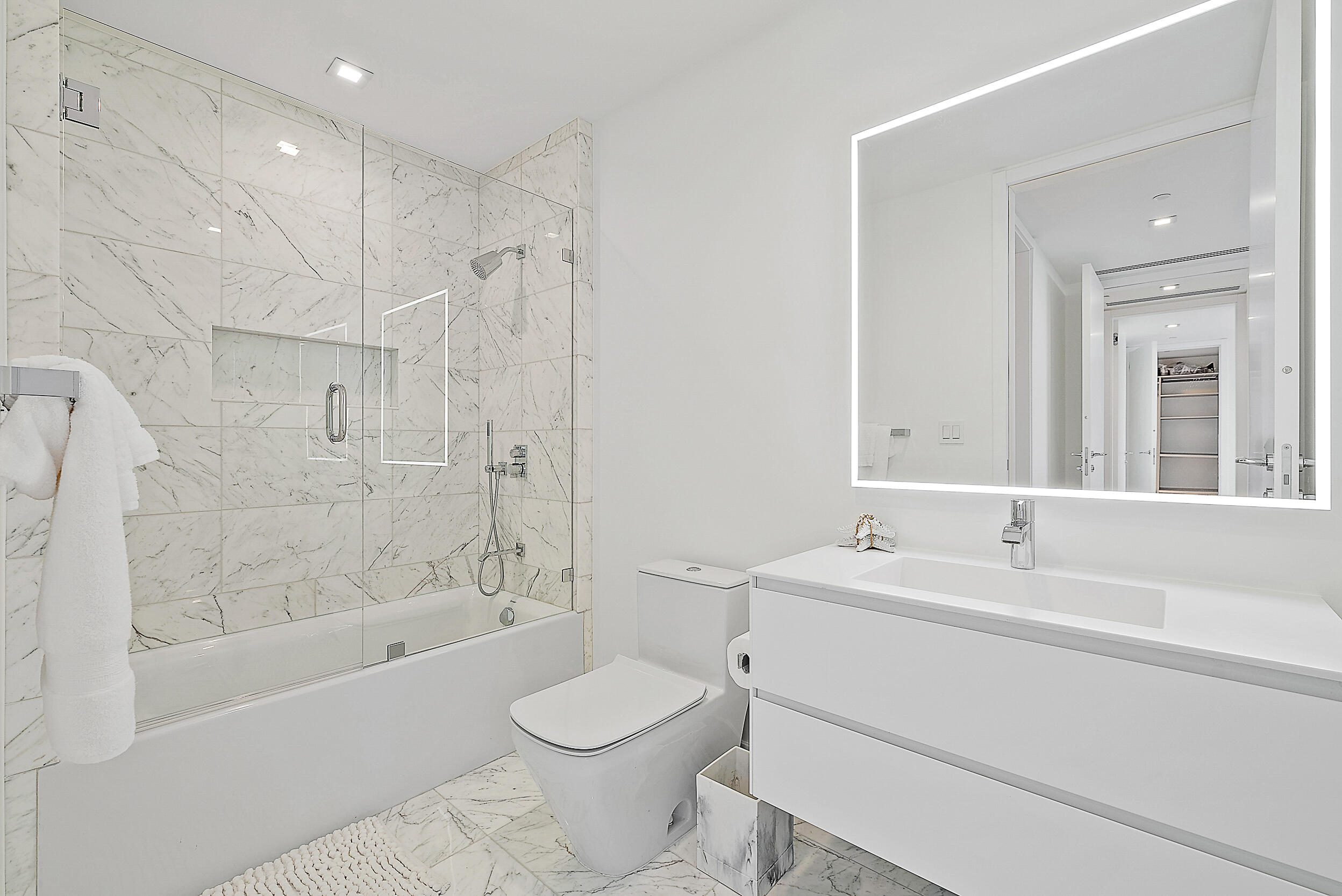 1500 South Beach Road, Unit 302 Tequesta, FL 33469 - Photo 27 of 41 Guest Bathroom