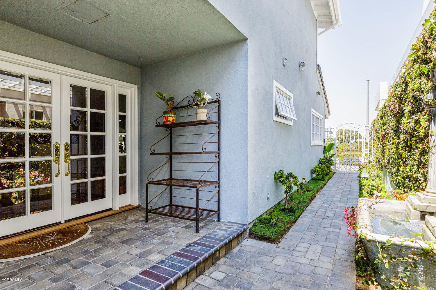 2141 Napoli Drive Oxnard, CA 93035 - Photo 3 of 64 02_entrance