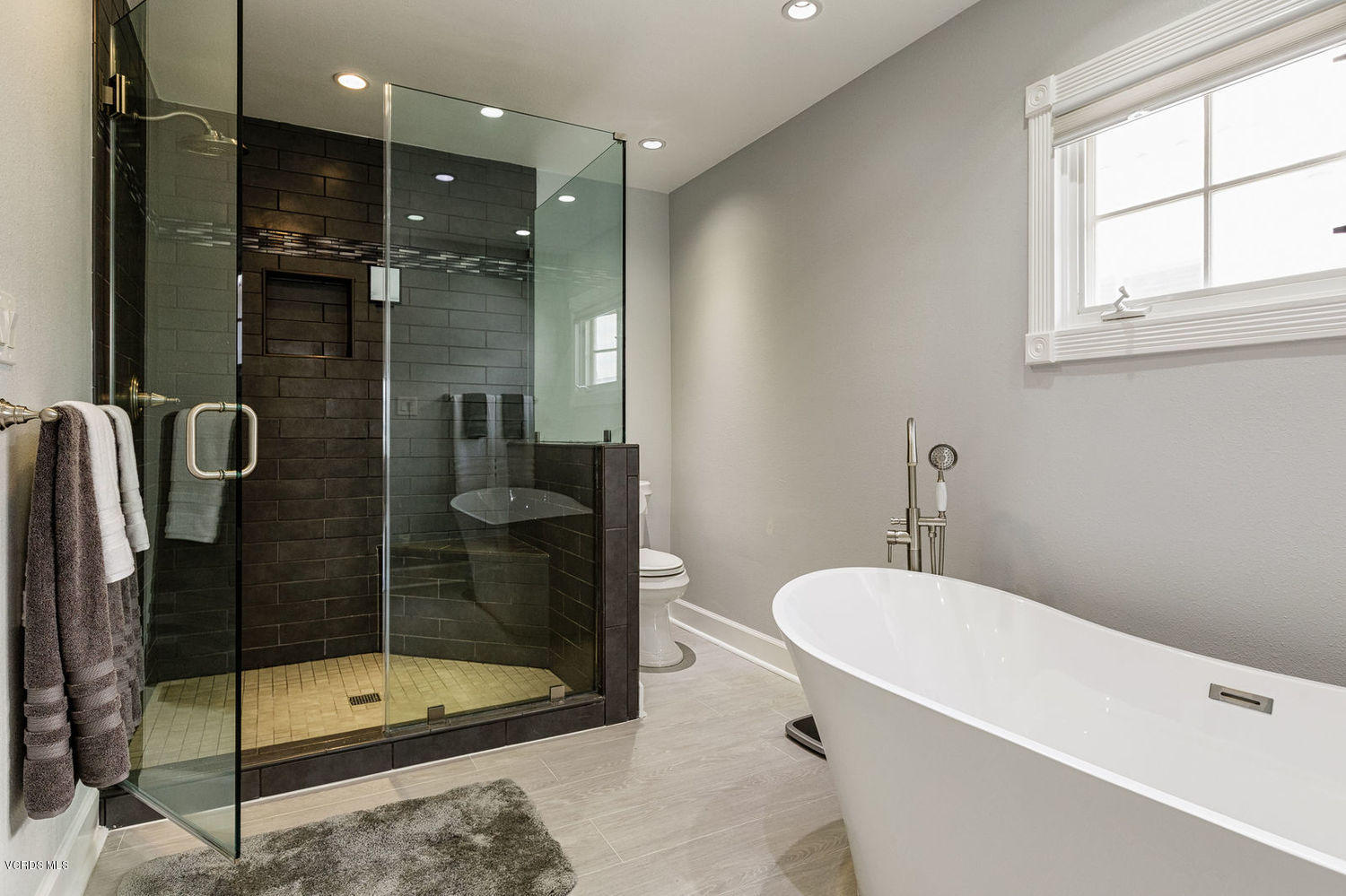 2141 Napoli Drive Oxnard, CA 93035 - Photo 22 of 64 22_master_bath