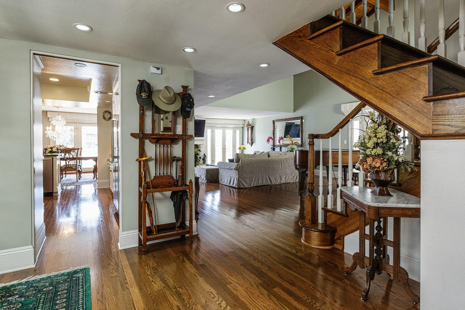 2141 Napoli Drive Oxnard, CA 93035 - Photo 4 of 64 03_foyer_to_living_area