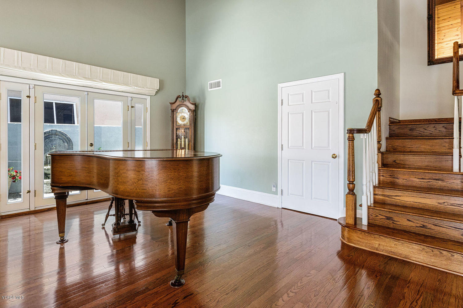 2141 Napoli Drive Oxnard, CA 93035 - Photo 34 of 64 04_foyer_to_living_area