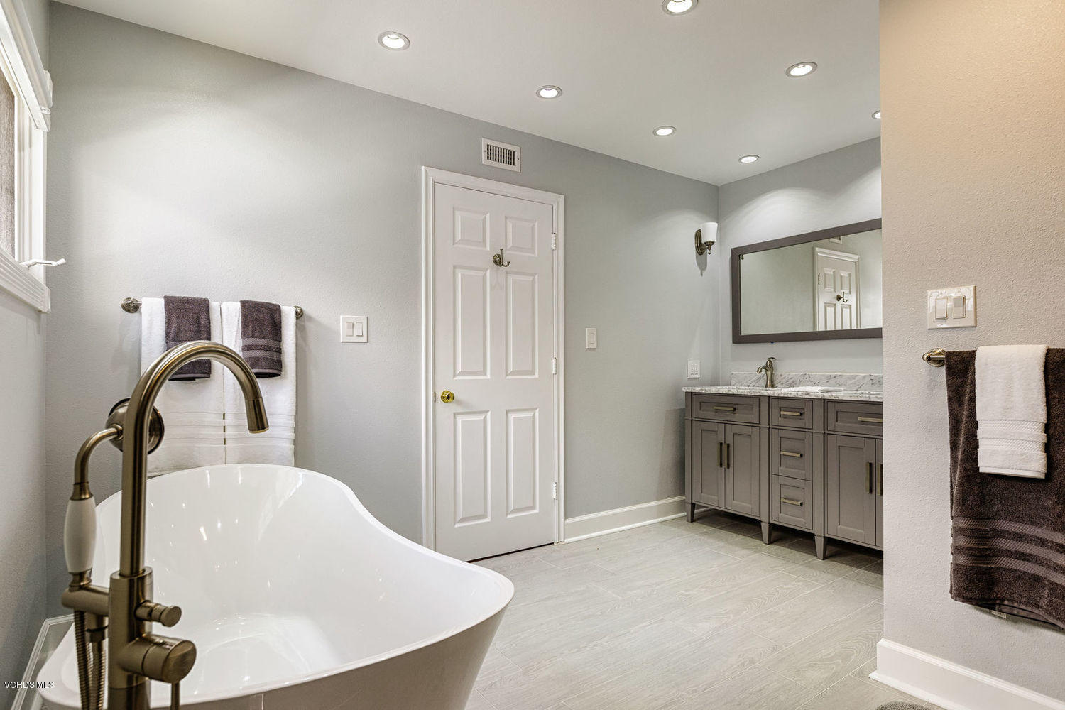 2141 Napoli Drive Oxnard, CA 93035 - Photo 53 of 64 21_master_bath