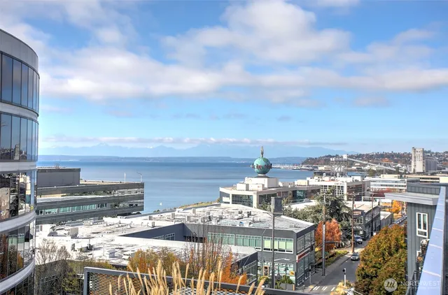 $425,000 | 3104 Western Avenue, Unit 307, Seattle, WA 98121