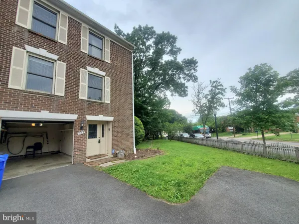 $3,400 | 742 South Granada Street, Arlington, VA 22204