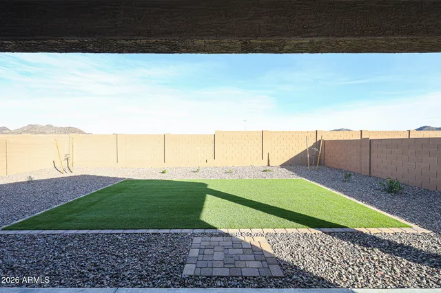 a view of a backyard