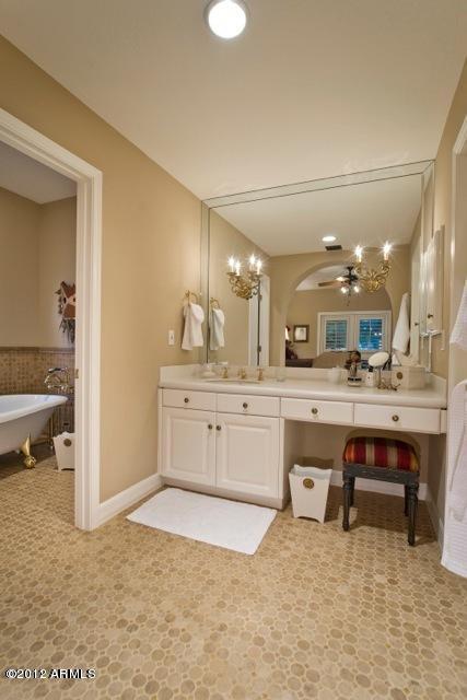 6325 North Yucca Road Paradise Valley, AZ 85253 - Photo 33 of 38 Guest House Bathroom