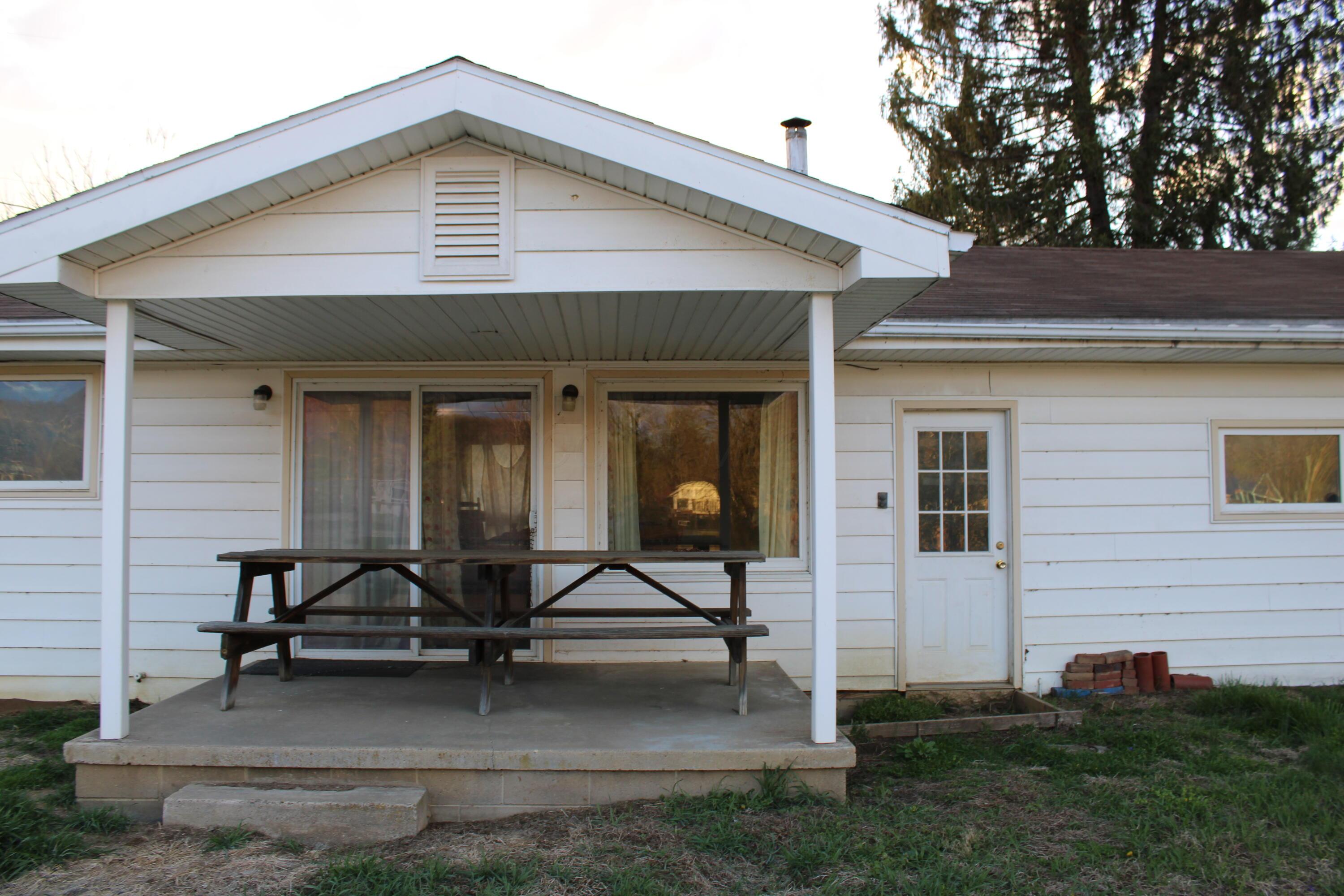 3270 Riverside Airport Road Zanesville, OH 43701 - Photo 5 of 24 Covered Patio