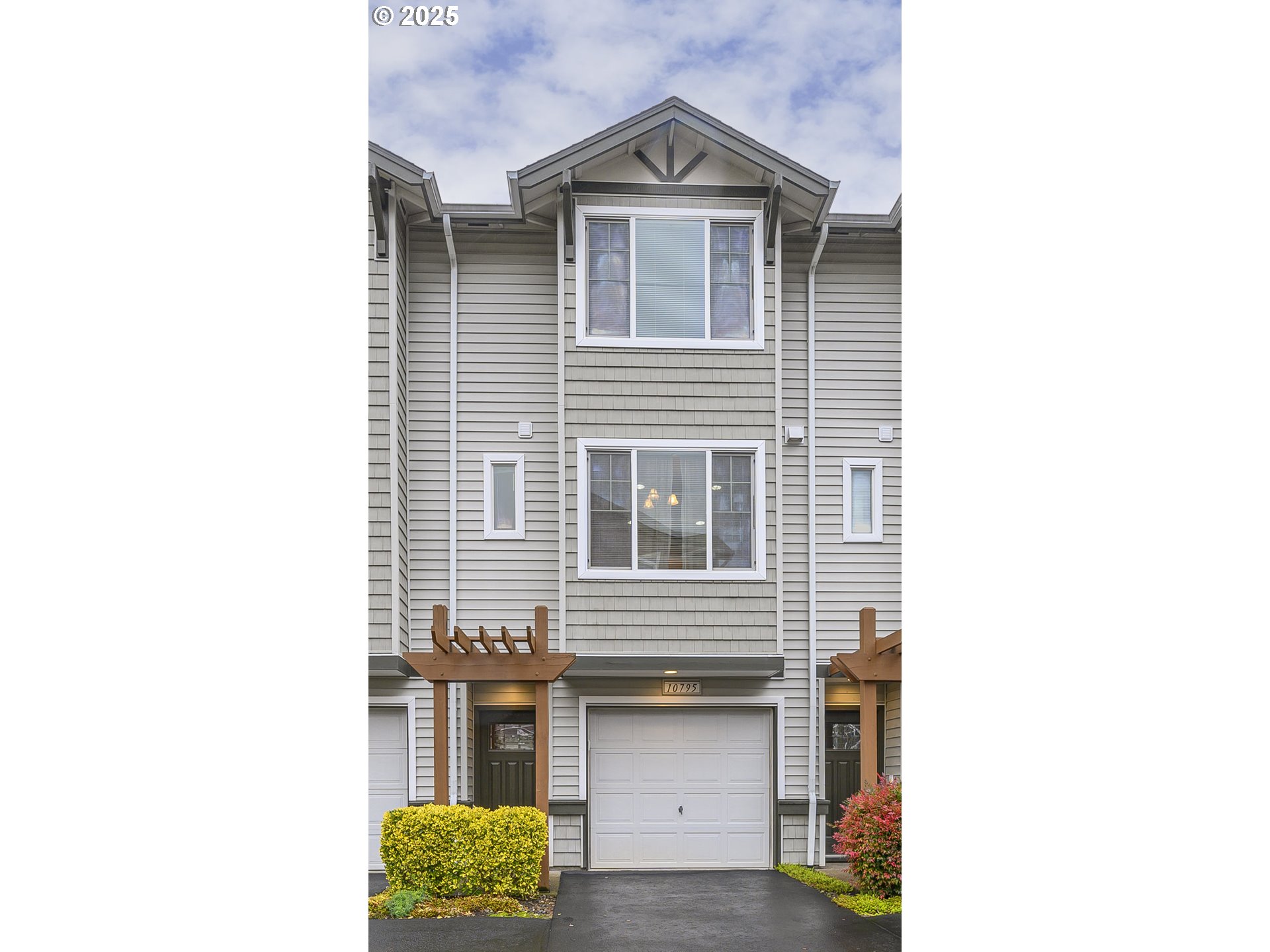 10795 Northeast Gateway Place Hillsboro, OR 97006 - Photo 24 of 27 a front view of a house