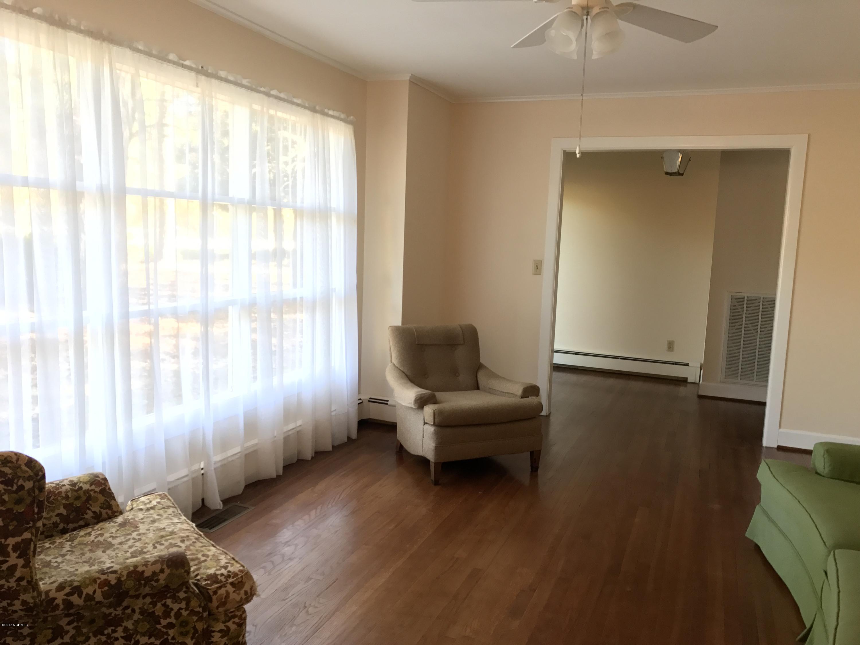 365 Will Baker Road Kinston, NC 28504 - Photo 5 of 17 Living Room