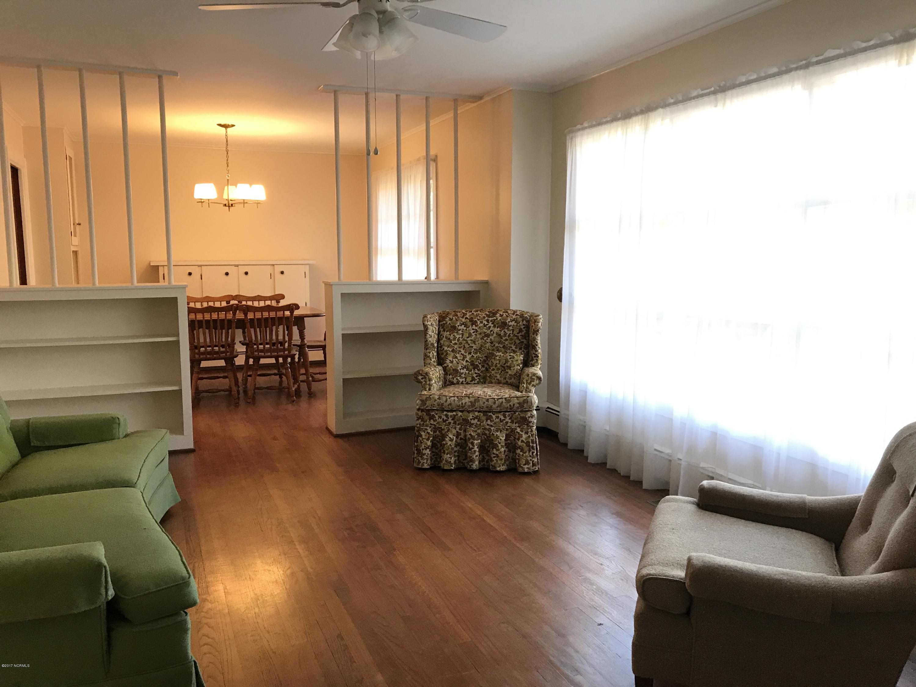 365 Will Baker Road Kinston, NC 28504 - Photo 6 of 17 Living Room/Dining Room