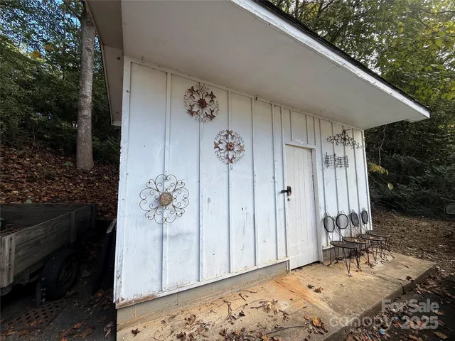 a view of a entryway of the house