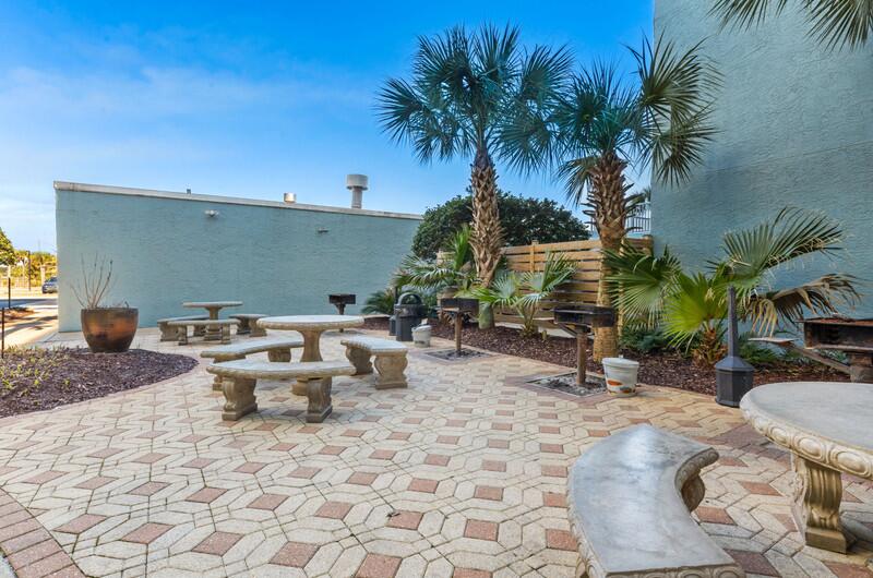 790 Santa Rosa Boulevard, Unit 706 Fort Walton Beach, FL 32548 - Photo 11 of 17 Islander Grilling Area Pic