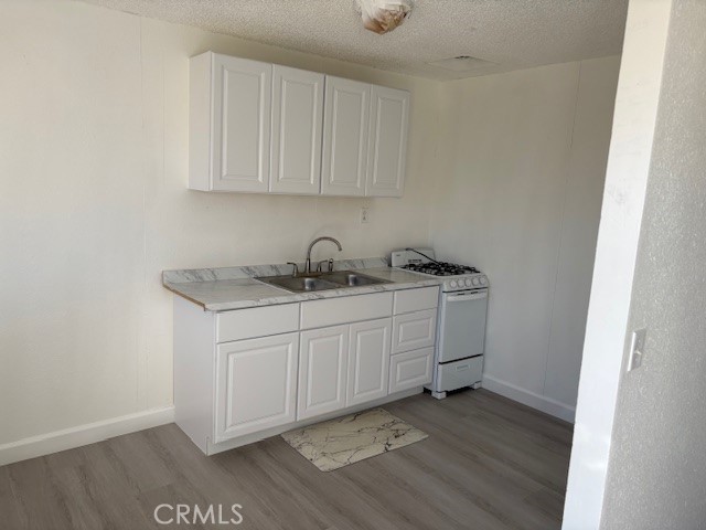 451 West Yermo Road Yermo, CA 92398 - Photo 5 of 23 a room with cabinets