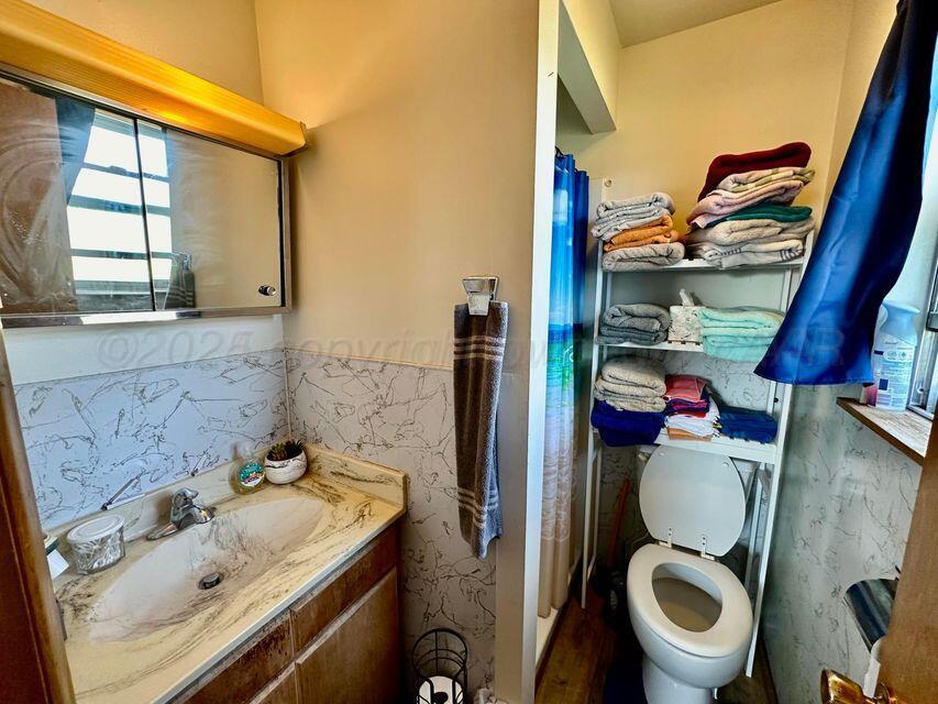 15200 Highway 152 Wheeler, TX 79096 - Photo 15 of 71 a bathroom with a sink and a toilet