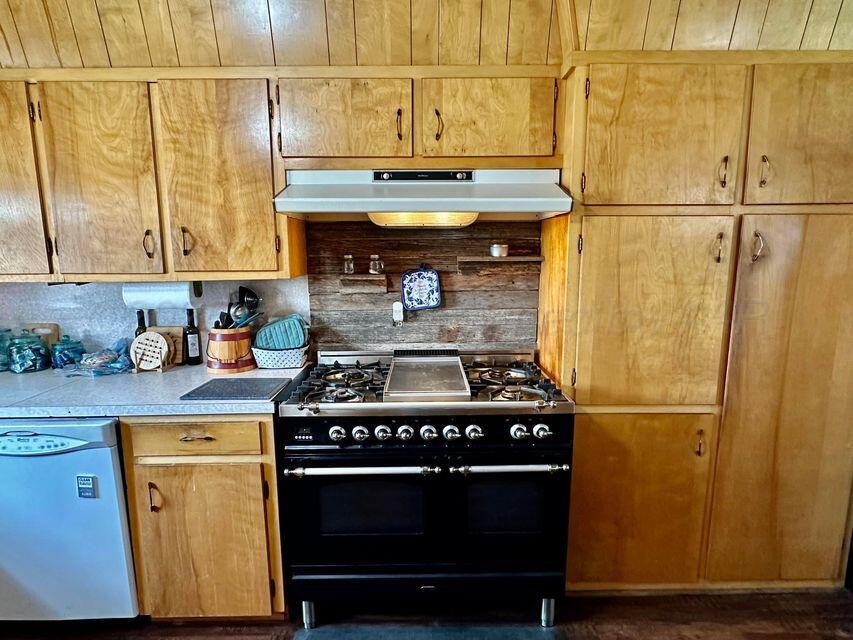15200 Highway 152 Wheeler, TX 79096 - Photo 8 of 71 a stove top oven sitting inside of a kitchen