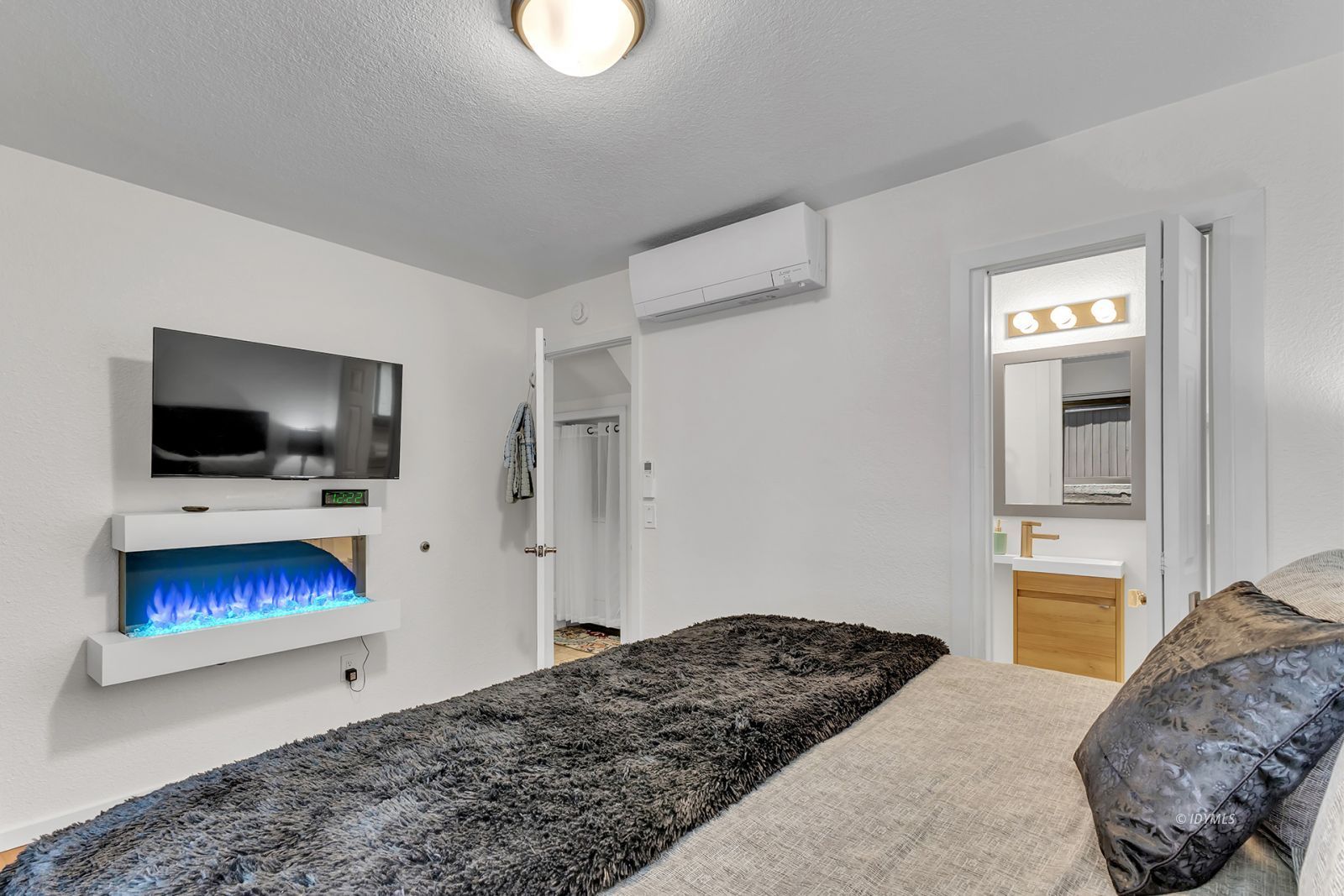 25595 Glen Road Idyllwild, CA 92549 - Photo 39 of 51 a bedroom with a bed and a flat screen tv