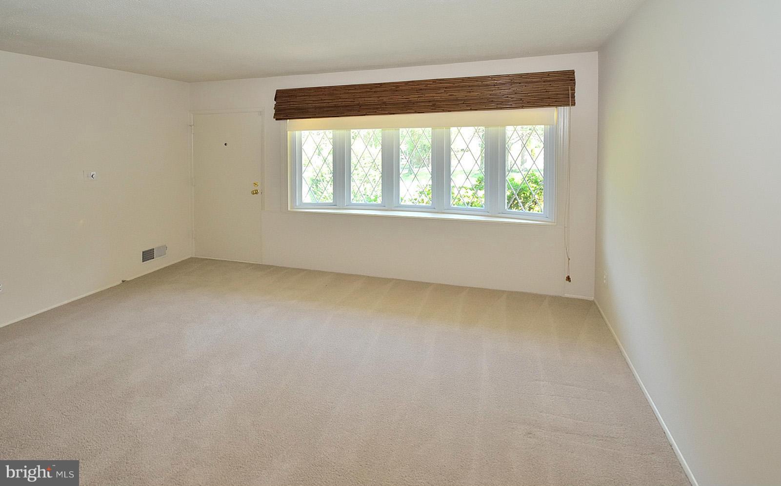 7315 Monticello Boulevard Springfield, VA 22150 - Photo 10 of 25 Living Room