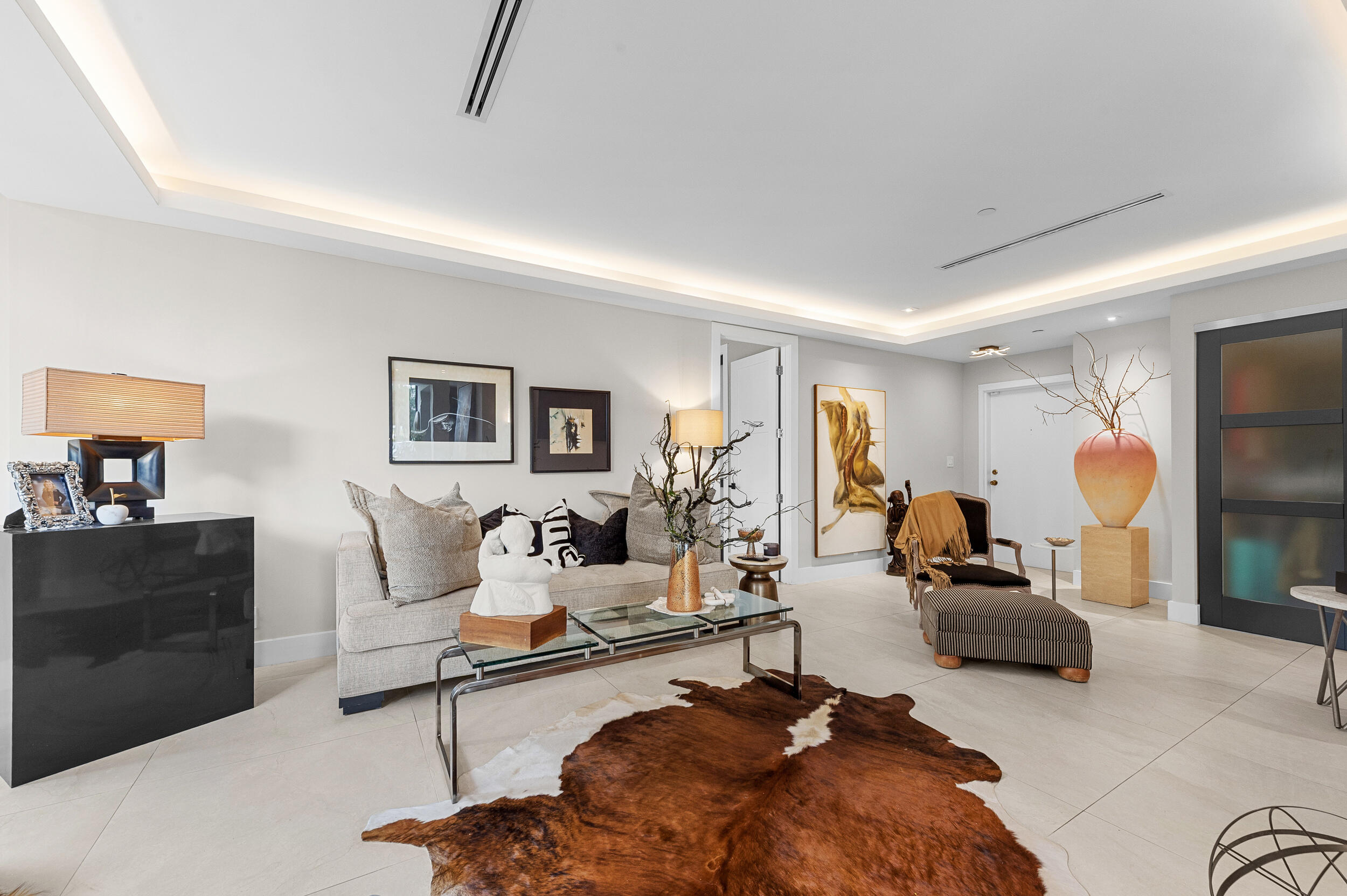 7819 Lakeside Boulevard, Unit 814 Boca Raton, FL 33434 - Photo 5 of 37 a living room with furniture a lamp and a window