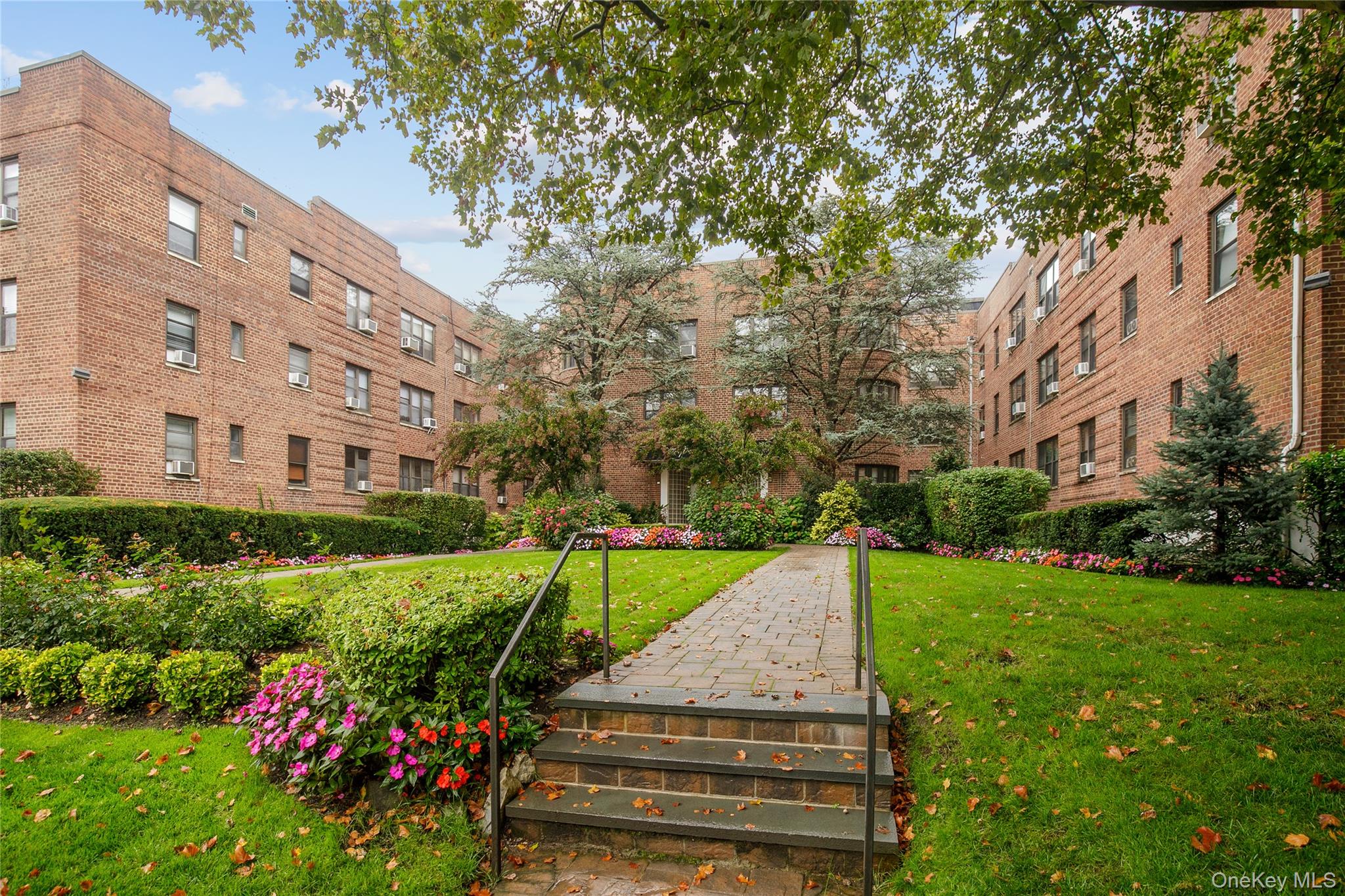 15 Canterbury Road, Unit D6 Great Neck, NY 11021 - Photo 1 of 21 a garden view with a seating space