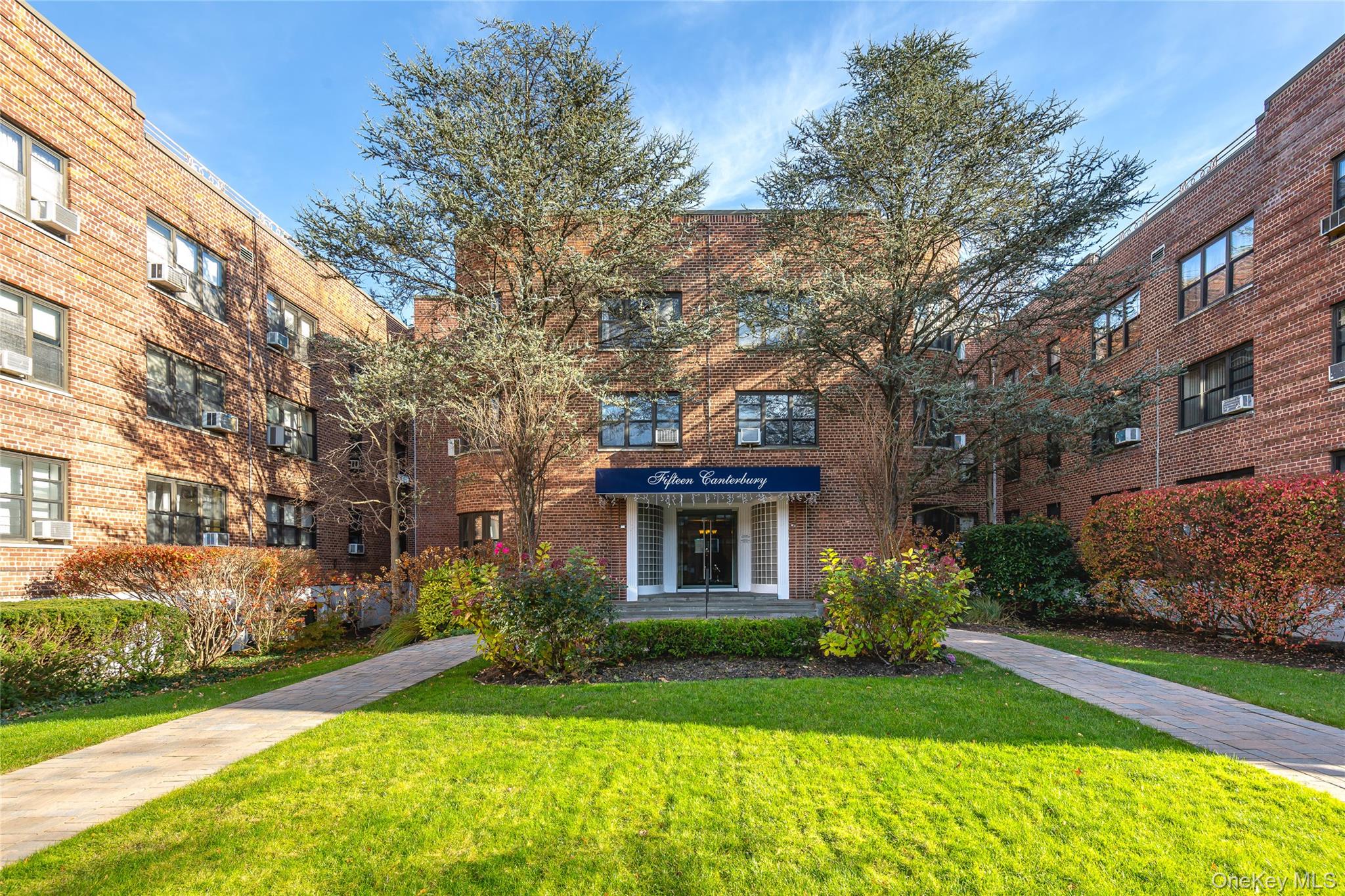 15 Canterbury Road, Unit D6 Great Neck, NY 11021 - Photo 3 of 21 a front view of a house with garden