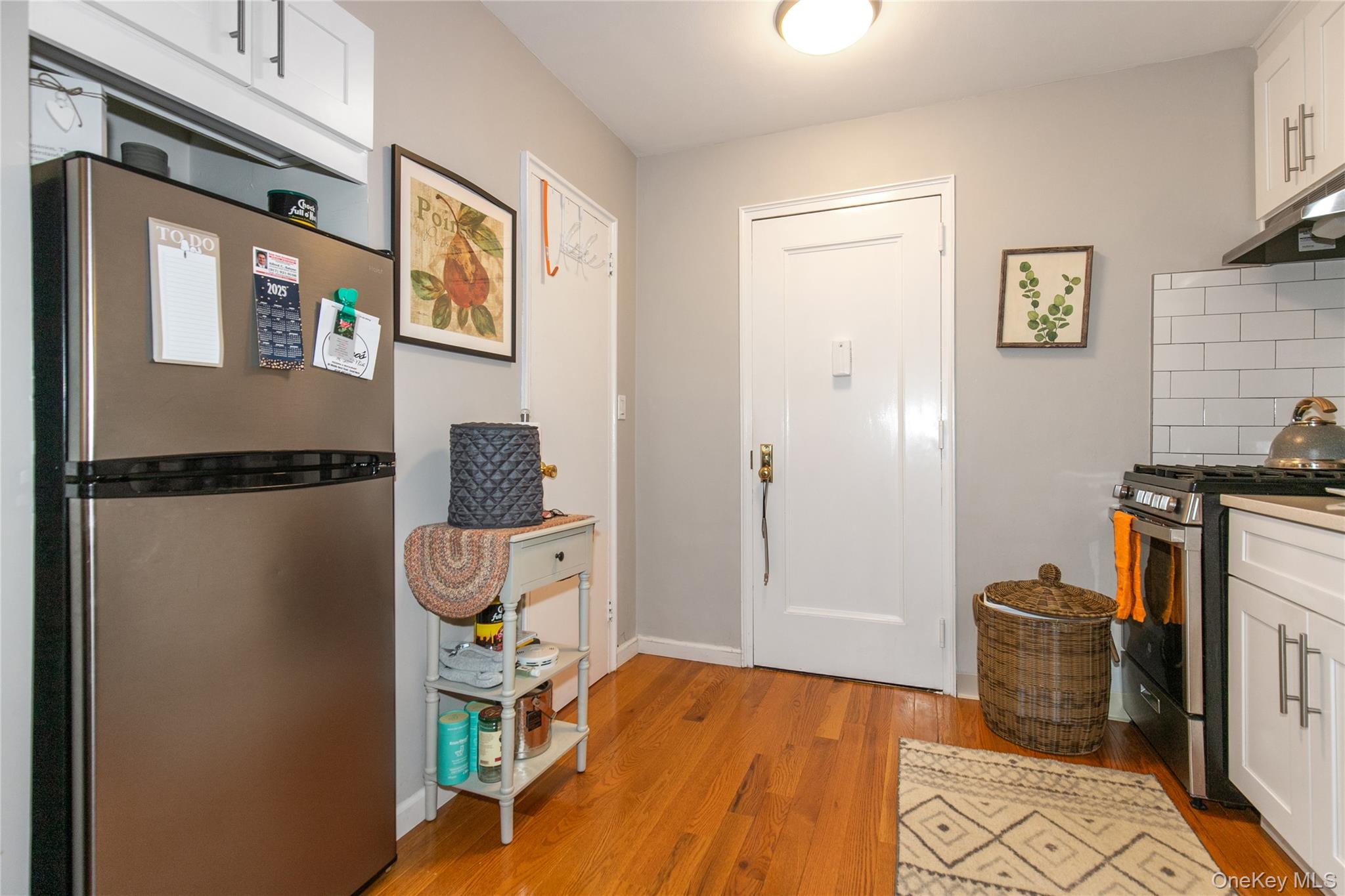 15 Canterbury Road, Unit D6 Great Neck, NY 11021 - Photo 5 of 21 a bedroom with furniture and a window