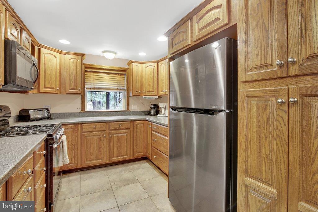 1159 Old Elk Neck Road Elkton, MD 21921 - Photo 10 of 32 Stainless Steel Appliances and Oak Cabinetry