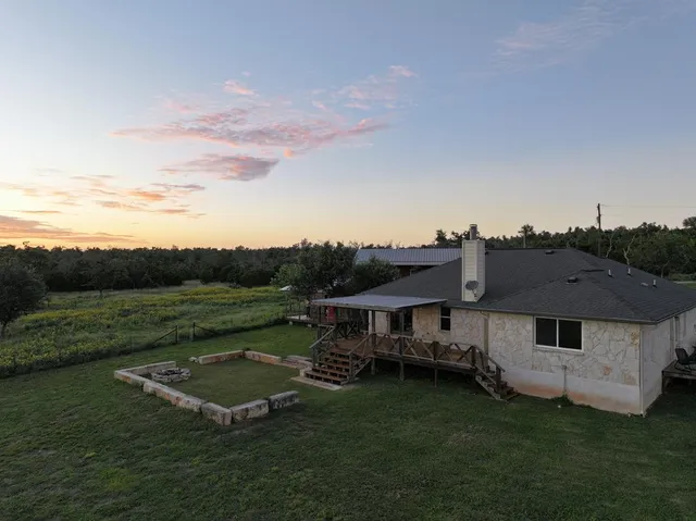 a view of a backyard